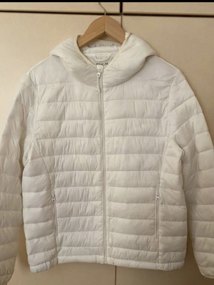Pull & Bear puffer jacket with hood like new, size L, white