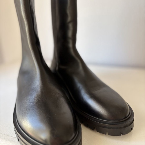 Black leather Chelsea ankle boots like new, size 42