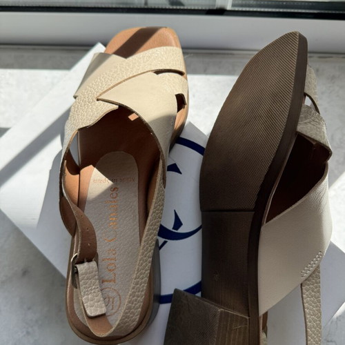 Lola Canales women's sandals size 38 like new, beige