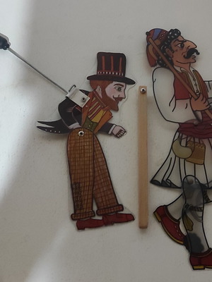 2 shadow theatre figures