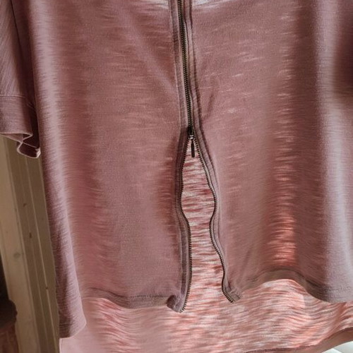 Alerte dusty pink t-shirt like new with zippers