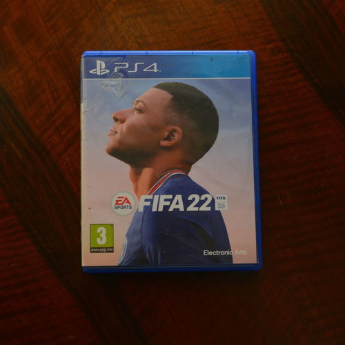 FIFA 22 PS4 used, case in poor condition