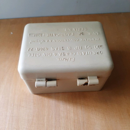 Vintage scales used in plastic case from 1981