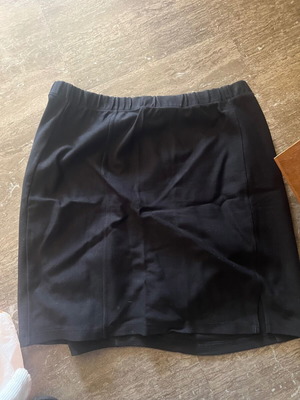 Celestino black skirt like new, size XL