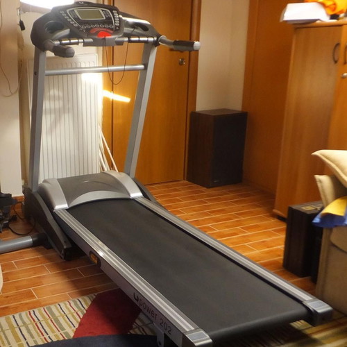Upower 202 Treadmill like new, 2Hp motor, 1-18 km/h speed, 130 kg max load