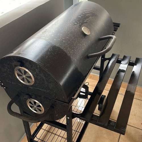 Charcoal grill like new in excellent condition
