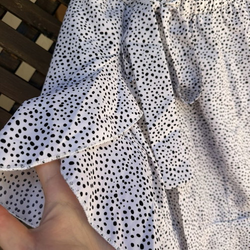 White polka dot skirt with slit and bow, size XL, like new