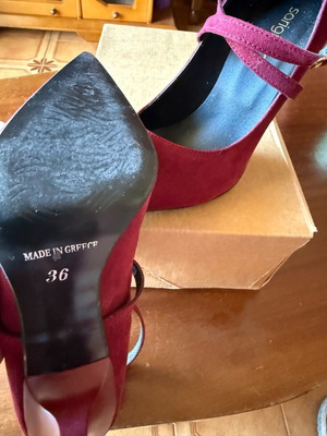 Sarigiannis velvet fuchsia pumps size 36 like new