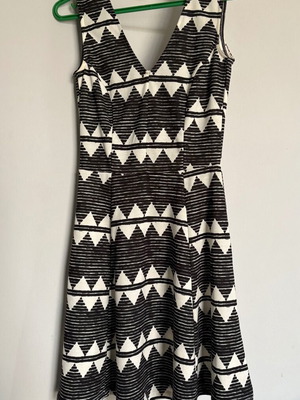 Mini dress H&M with geometric patterns XS like new