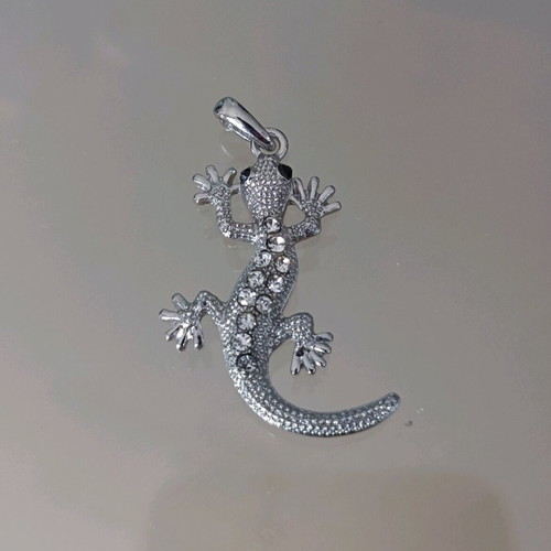 Salamander pendant like new