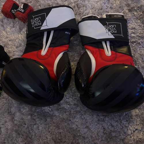 Leone fighter life gloves 12OZ like new with free wraps