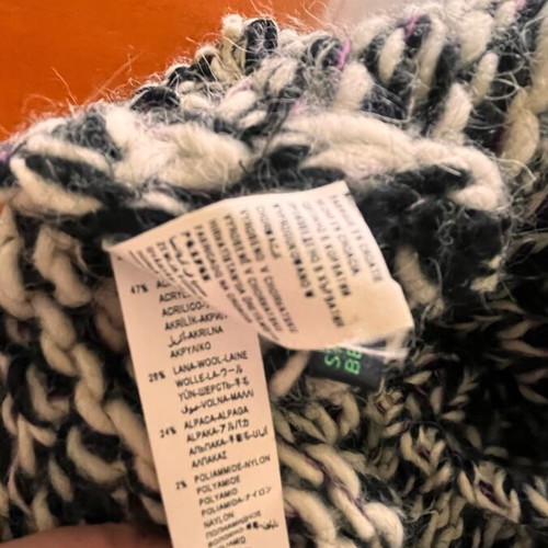 Benetton neck scarf like new, black and white with pink tones