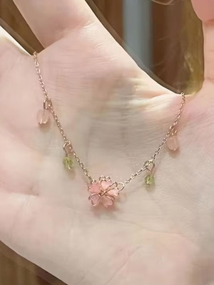 Flower necklace new with delicate chain and romantic design