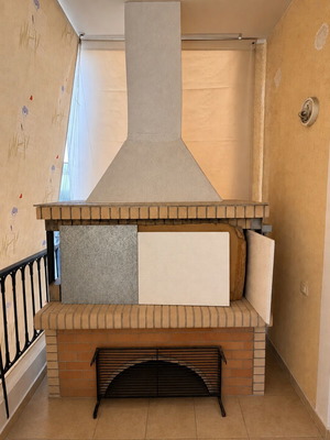 Built-in BBQ grill with chimney