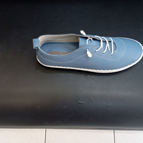 Leather low sneakers new with anatomical sole, black and blue