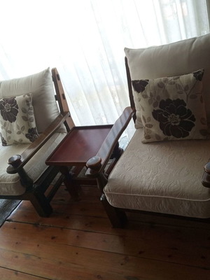 Σετ επίπλων σαλονιού 4 κομματιών με μασίφ ξύλινες πολυθρόνες και τραπεζάκια