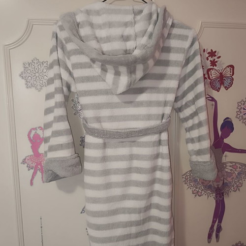 Robe with hood and belt like new, gray and white, for ages 6-8