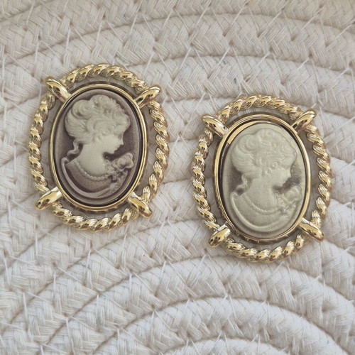Vintage Cameo Earrings new, beige and gold details