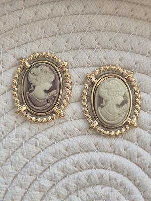 Vintage Cameo Earrings new, beige and gold details