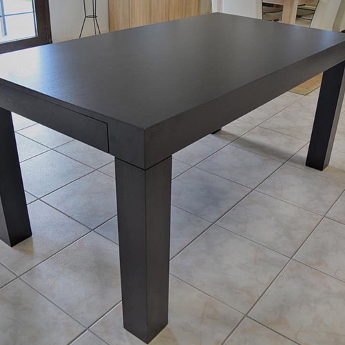 Extendable dining table new with glass detail