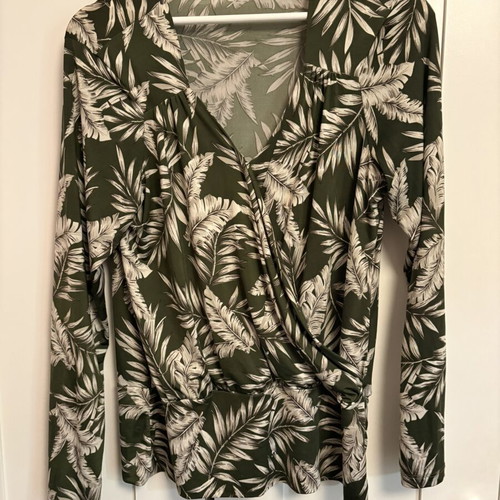 Long sleeve shirt green size L like new