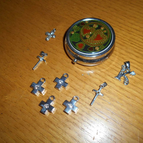 Necklace crosses used, 7 pieces, 1 monogram and metal storage box