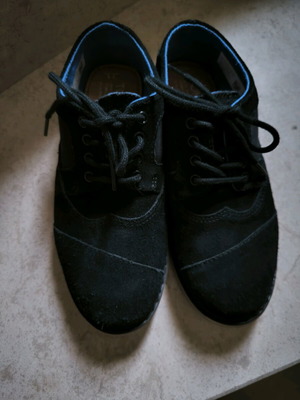 Toms παιδικά παπούτσια μαύρα suede μέγεθος 32,5 σαν καινούργια με κορδόνια