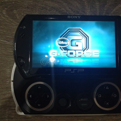 Psp Go 16 GB like new with 6 games and case