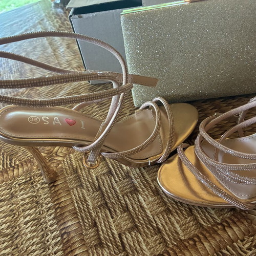 High-heeled shoes and clutch bag like new, size 36, gold