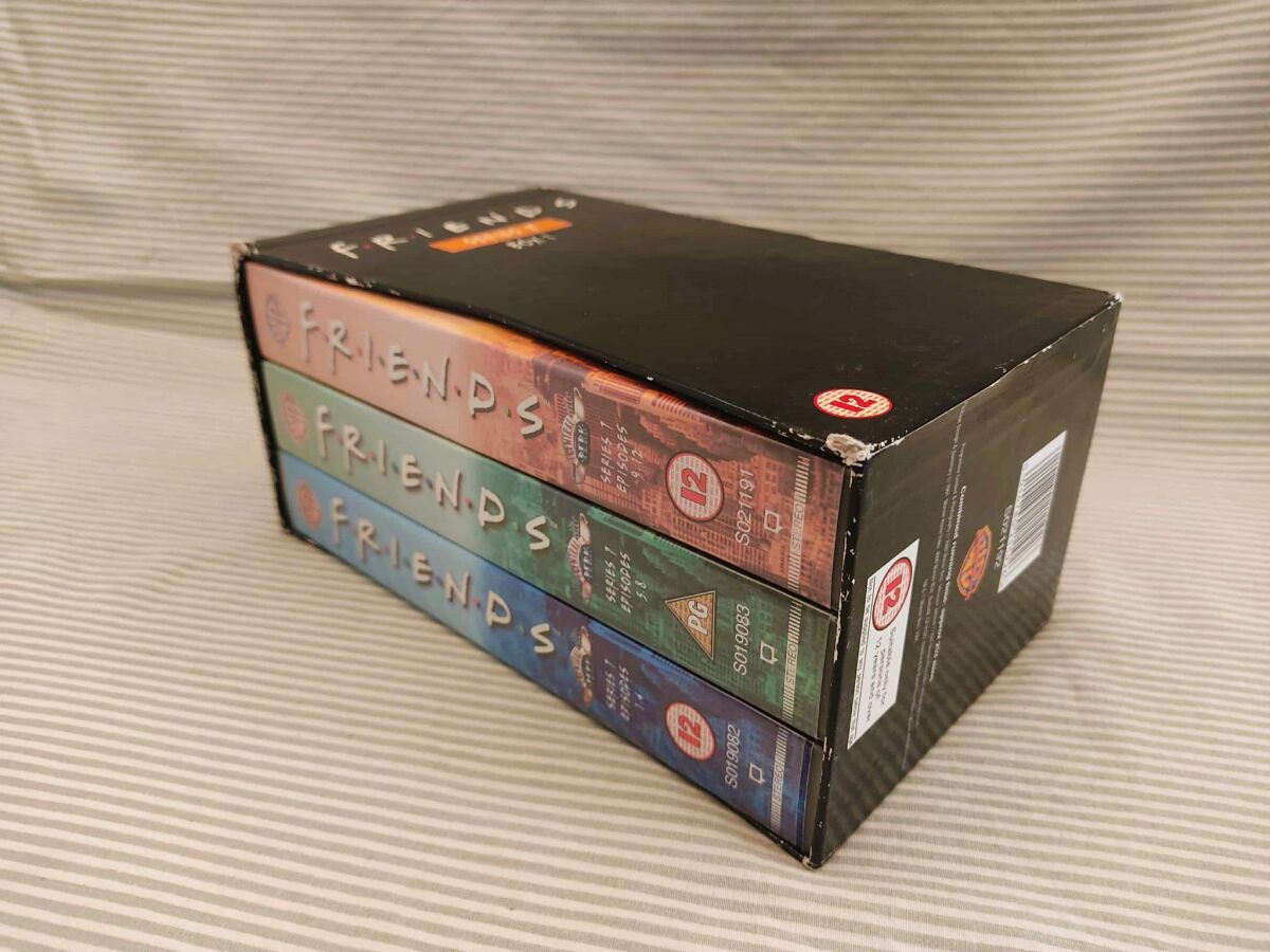 その他 Friends - Series 7 Eps 17 [VHS] Friends box set with 3 used VHS tapes,… - € 17,00 - Vendora.cy