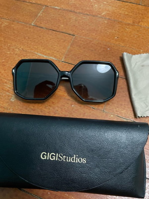 Gigi Hadid Studios Glasses like new, black and green