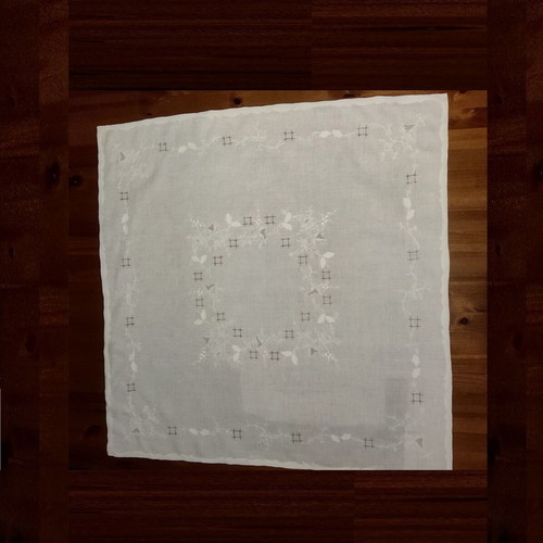 Embroidered square like new, dimensions 83x83