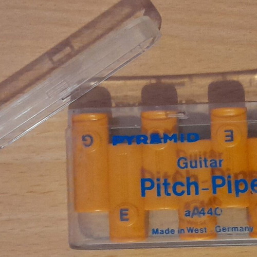 Pyramid 6-Note Guitar Pitch Pipe like new, orange