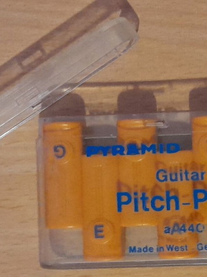 Pyramid 6-Note Guitar Pitch Pipe like new, orange