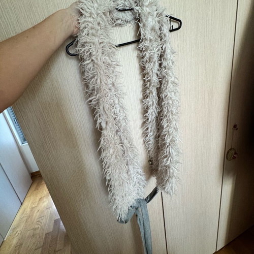 Sheep scarf like new, white with gray tie C-Throu