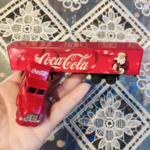 Coca-Cola vintage Christmas truck collectible, 18cm