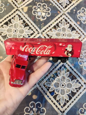 Coca-Cola vintage Christmas truck collectible, 18cm