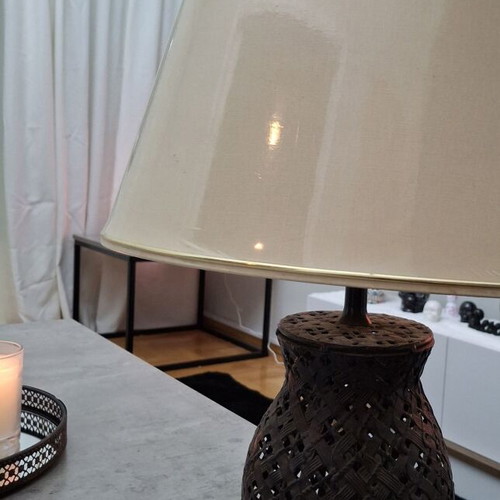 Metal table lamp with oval beige shade