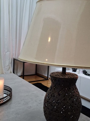 Metal table lamp with oval beige shade