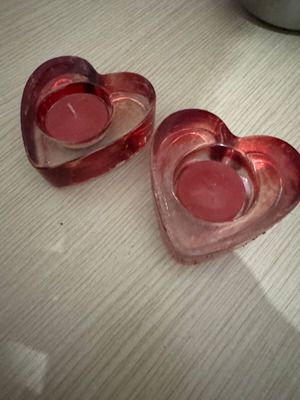 Red heart-shaped tealight holders like new, set of 2
