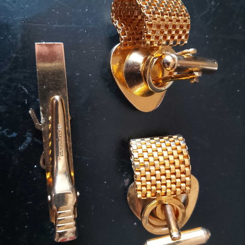 Jewelry set with 2 gold cufflinks and 1 tie clip, Australia 1970-80