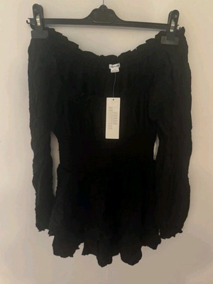 Рокля Urban Outfitters черна къса с дълъг ръкав и голи рамене, нова, размер S