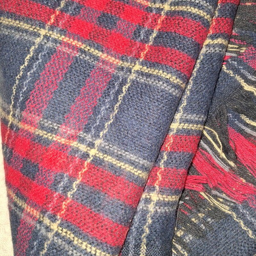 Plaid winter pashmina like new, red and blue