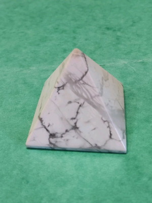 Howlith pyramid new