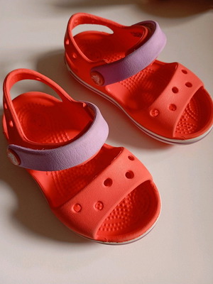 Crocs πέδιλα σε άριστη κατάσταση, παιδικά C6 (22-23), κοραλί λιλά