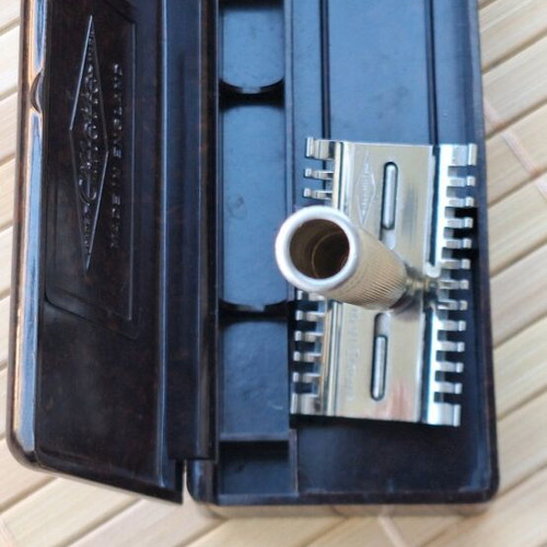 Gillette Flat Bottom Twin Pin Long Comb DE Razor used in original box