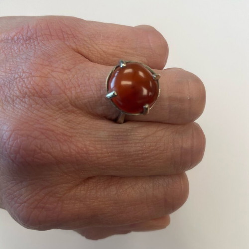 Monopetro ring with brown-red stone used