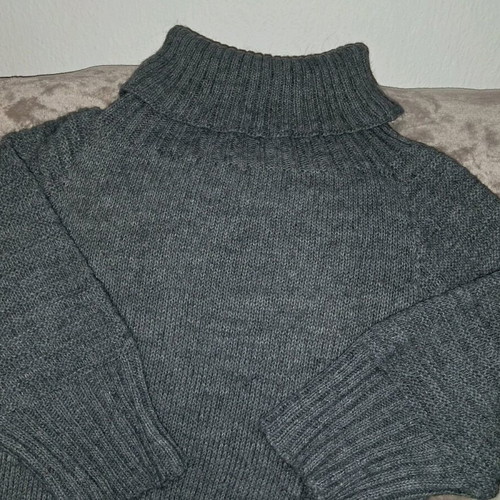 Wool turtleneck gray with 3/4 sleeves like new