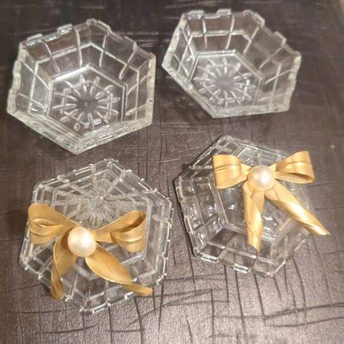 Decorative vases like new with gold bow and pearl