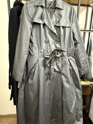 Trench coat like new, black and gray, size XL